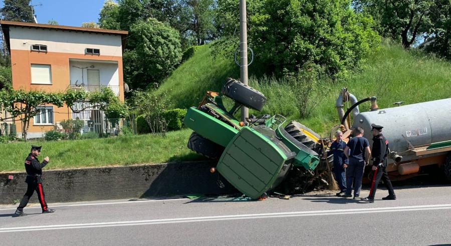 Calco, trattore perde la ruota e si ribalta contro il muro sulla ex Statale 36 Calco, trattore perde la ruota e si ribalta contro il muro sulla ex Statale 36