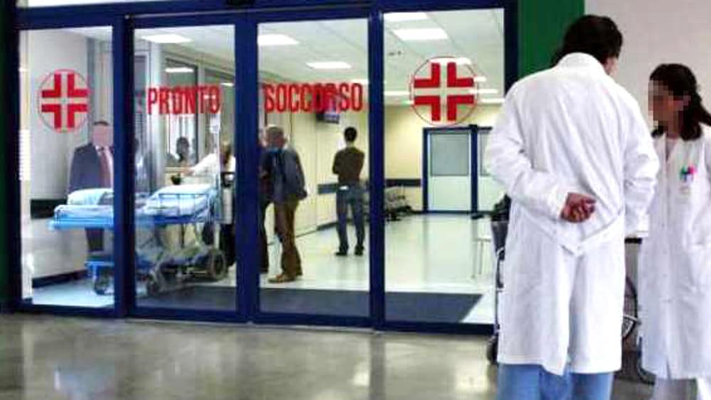 Cremona, notte di ordinaria follia alcolica. Ubriaco in Pronto soccorso aggredisce un infermiere Cremona, notte di ordinaria follia alcolica. Ubriaco in Pronto soccorso aggredisce un infermiere