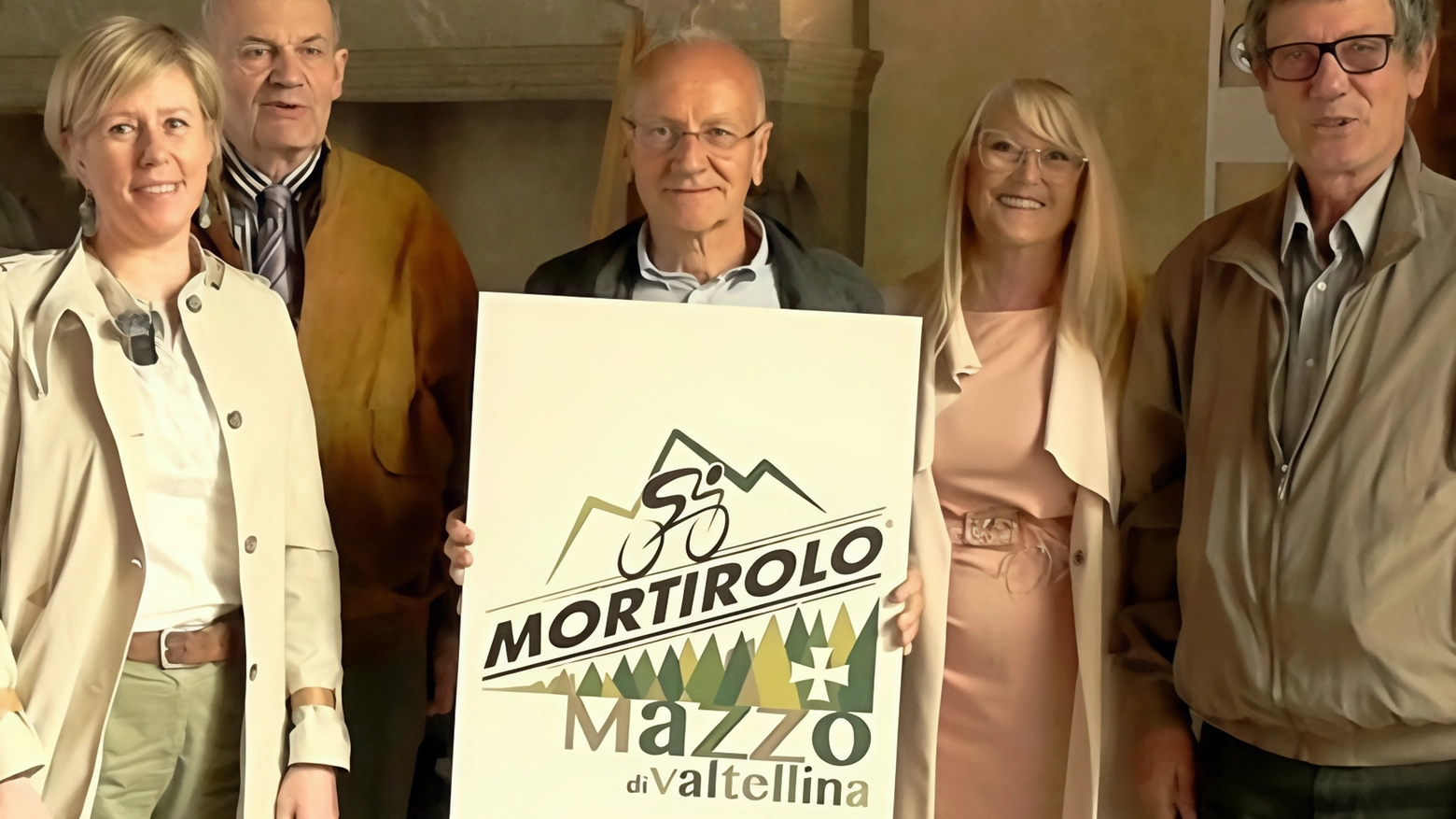 Il Comune di Mazzo di Valtellina presenta il nuovo logo turistico "Mortirolo più Mazzo", simbolo della storica salita ciclistica legata al territorio. Realizzato dal grafico Marco Foppoli, il logo valorizza l'identità paesaggistica e storica della zona.