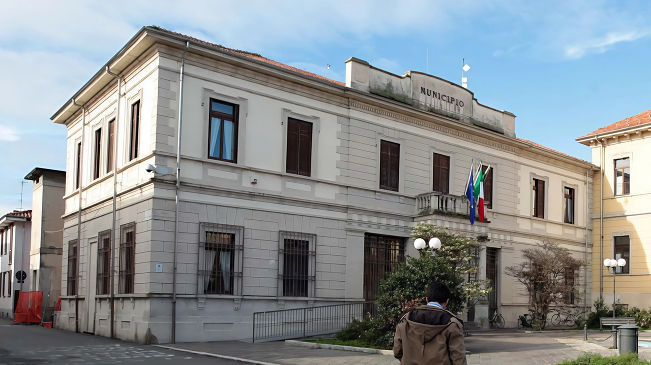 Sarà una soluzione transitoria ma complicata. Gli uffici del Comune di Cassolnovo devono infatti fare i conti con due dipendenti... Sarà una soluzione transitoria ma complicata. Gli uffici del Comune di Cassolnovo devono infatti fare i conti con due dipendenti...