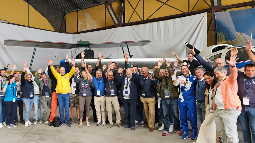 La competizione fra sei equipaggi, cinque donne in gara, si è svolta nei cieli del Lario La competizione fra sei equipaggi, cinque donne in gara, si è svolta nei cieli del Lario