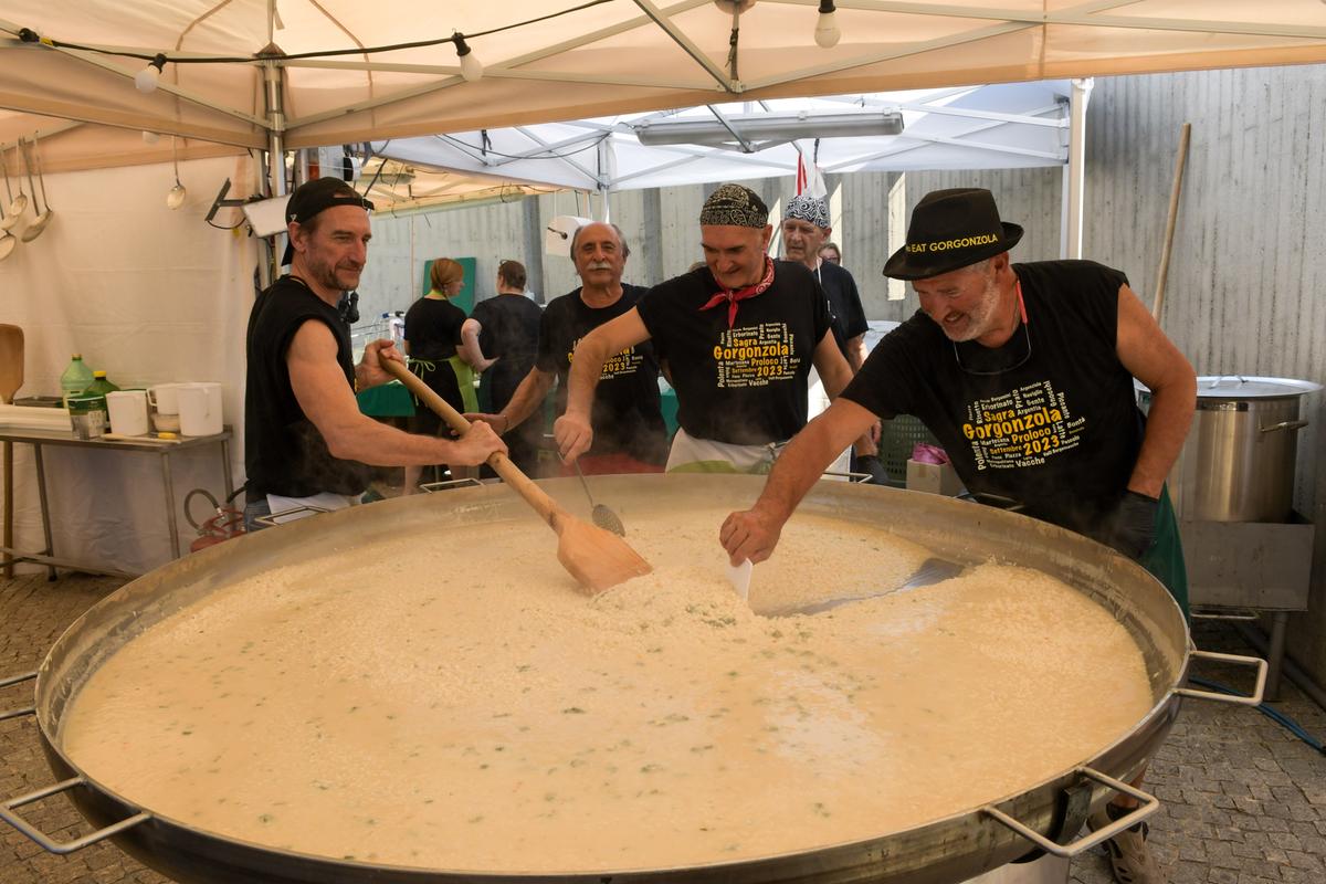 C’è sua maestà il gorgonzola: città invasa dai golosi