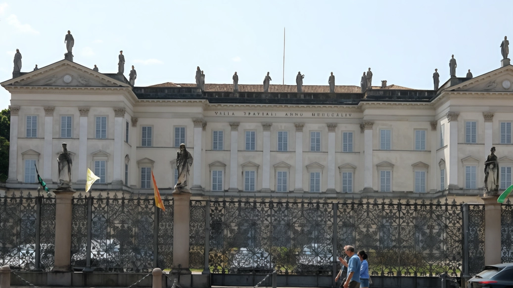 Dieci anni di ricerca artistica a cavallo tra pittura a olio e tessuti d’autore, con al centro le antiche ville... Dieci anni di ricerca artistica a cavallo tra pittura a olio e tessuti d’autore, con al centro le antiche ville...