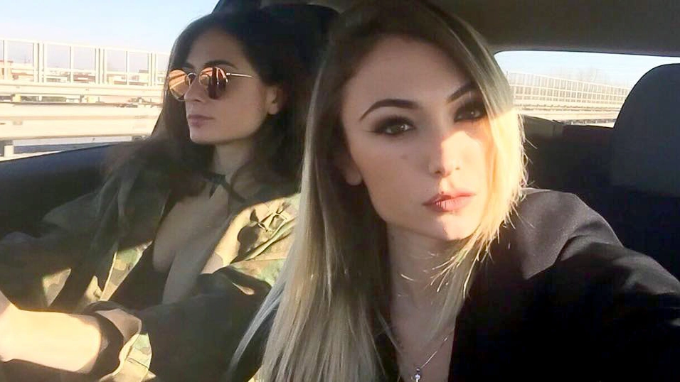 Giulia Tramontano (in primo piano) con la sorella Chiara