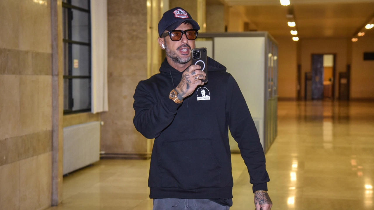 Fabrizio Corona arriva in tribunale, Milano 30 Novembre 2023 ANSA/MATTEO CORNER Fabrizio Corona arriva in tribunale, Milano 30 Novembre 2023 ANSA/MATTEO CORNER
