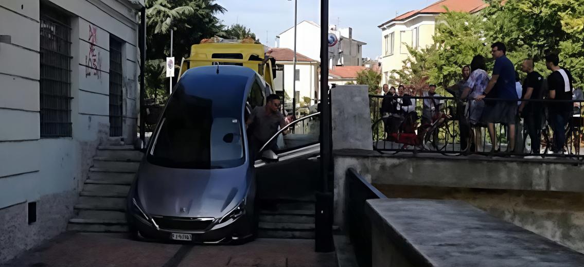 Gli sbadati dei sottopassi. In auto sulla pedonale. Dieci anni contromano