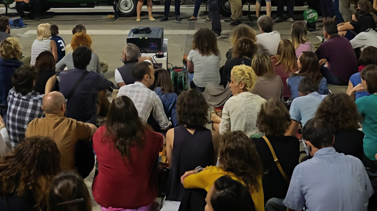 La scorsa edizione di “Vicini di cinema“, l’iniziativa che porta i film nelle piazze delle periferie. della città. Si parte giovedì 29 agosto in piazza Belloveso La scorsa edizione di “Vicini di cinema“, l’iniziativa che porta i film nelle piazze delle periferie. della città. Si parte giovedì 29 agosto in piazza Belloveso