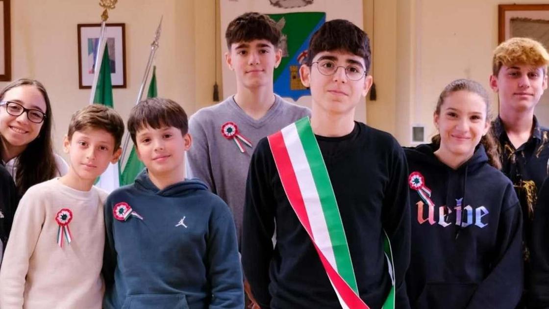 In paese doppia fascia tricolore. Una al giovanissimo Alessandro