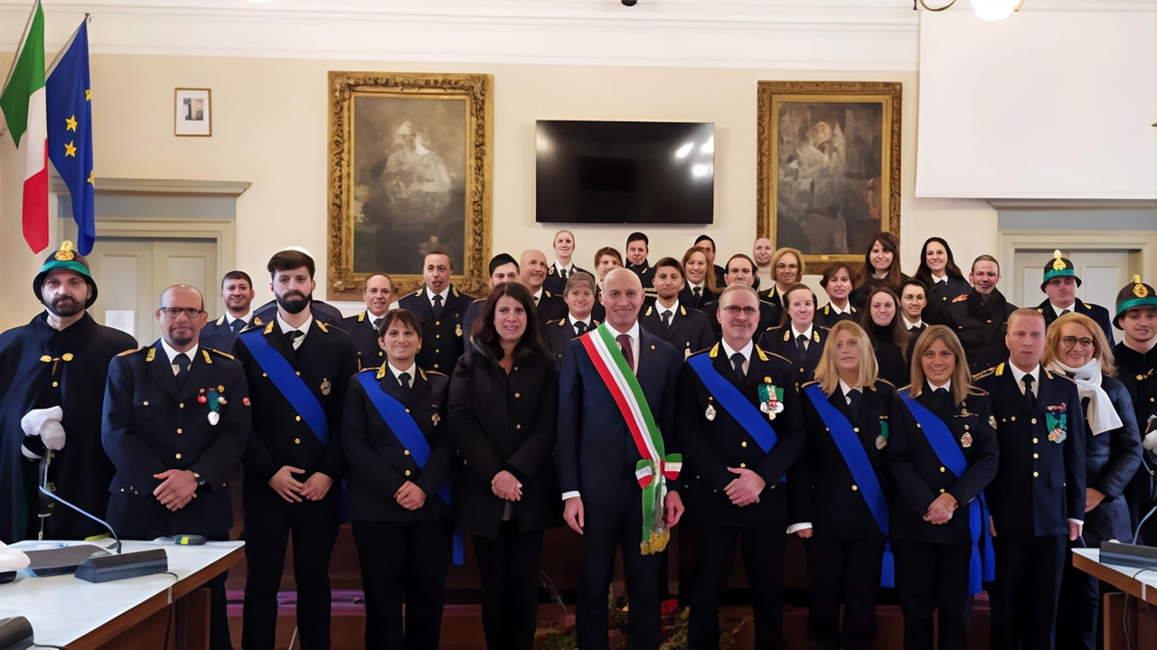Incontro in Comune con l’assessore Simona Piazza il comandante Lucio Dioguardi e gli agenti della polizia locale di Lecco Incontro in Comune con l’assessore Simona Piazza il comandante Lucio Dioguardi e gli agenti della polizia locale di Lecco