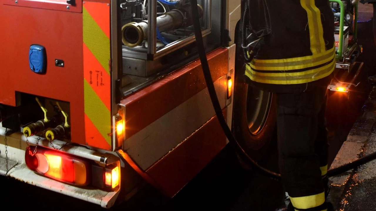 Incendio doloso a Gallarate: inquilino denunciato per aver appiccato le fiamme. Evacuati gli inquilini, tre persone al pronto soccorso per inalazione fumo. Vigili del fuoco hanno domato l'incendio e messo in sicurezza l'area. Inagibile abitazione a Castelseprio a causa di un altro incendio. Incendio doloso a Gallarate: inquilino denunciato per aver appiccato le fiamme. Evacuati gli inquilini, tre persone al pronto soccorso per inalazione fumo. Vigili del fuoco hanno domato l'incendio e messo in sicurezza l'area. Inagibile abitazione a Castelseprio a causa di un altro incendio.