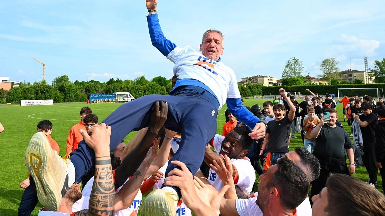 Andrea Quaresmini, allenatore dell’Ospitaletto, esulta con la sua squadra dopo la promozione in serie C della formazione bresciana Andrea Quaresmini, allenatore dell’Ospitaletto, esulta con la sua squadra dopo la promozione in serie C della formazione bresciana