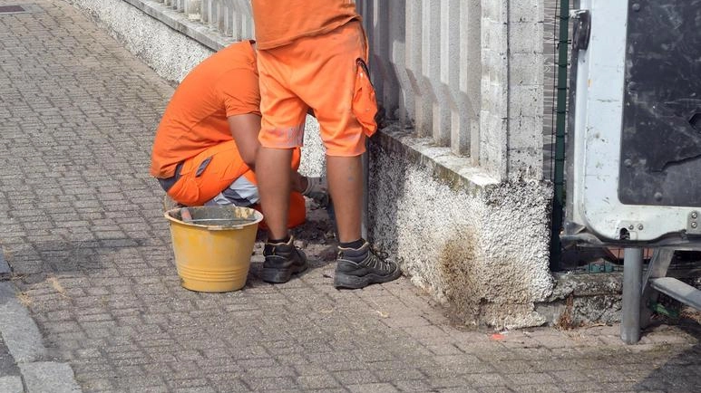 L’installazione di un cartello che annuncia la zona a controllo del vicinato A Busto Arsizio sono già attivi quindici gruppi L’installazione di un cartello che annuncia la zona a controllo del vicinato A Busto Arsizio sono già attivi quindici gruppi