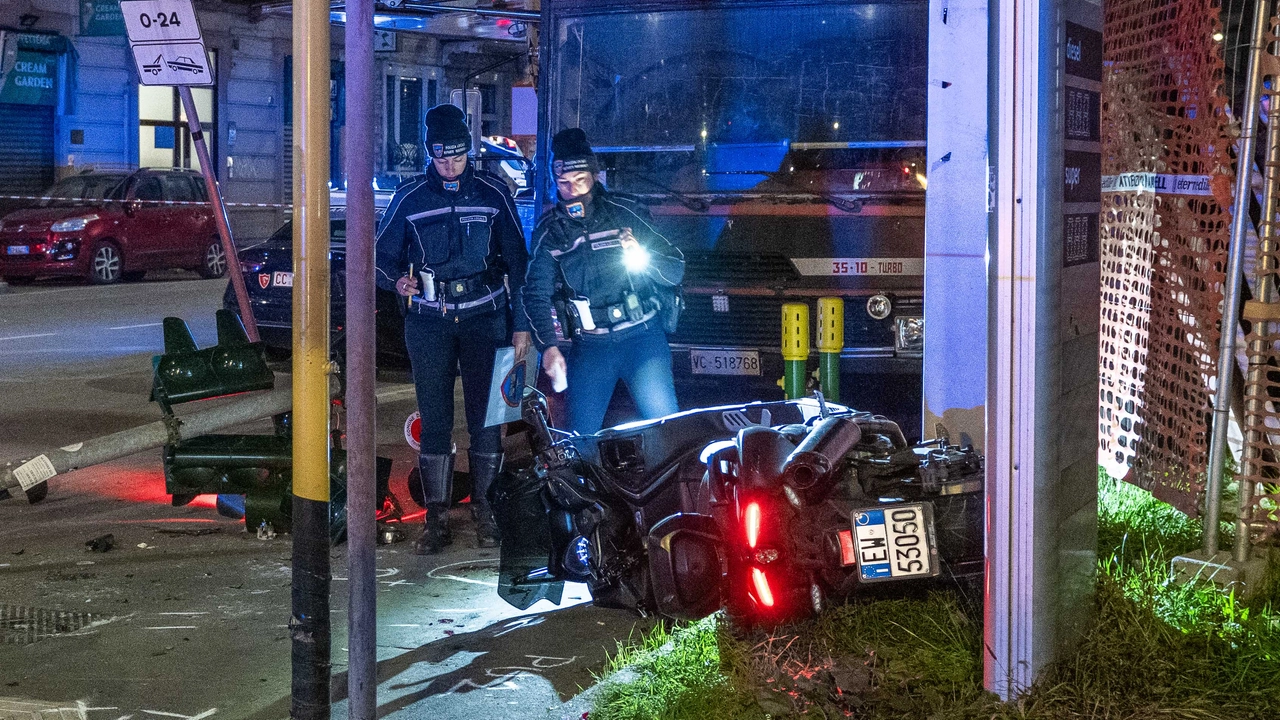 Lo scooter distrutto all'incrocio fra via Ripamonti e via Quaranta Lo scooter distrutto all'incrocio fra via Ripamonti e via Quaranta