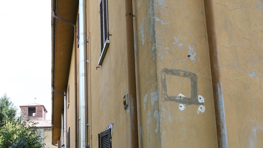 Abitazioni da incubo a Brugora: "Ormai ci hanno abbandonato" Abitazioni da incubo a Brugora: "Ormai ci hanno abbandonato"
