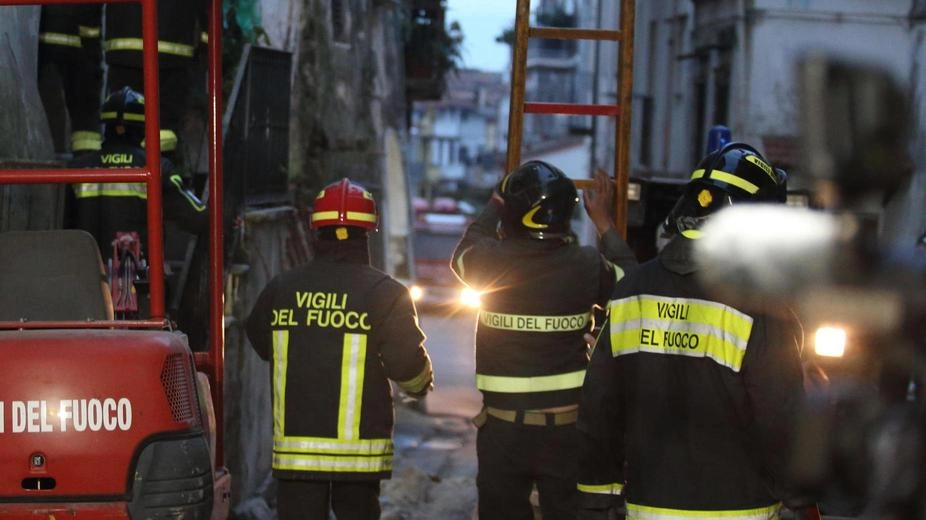 L’incendio in via Orrigoni è stato spento solo ieri dopo l’intervento dei pompieri Si indaga per capire le cause L’incendio in via Orrigoni è stato spento solo ieri dopo l’intervento dei pompieri Si indaga per capire le cause