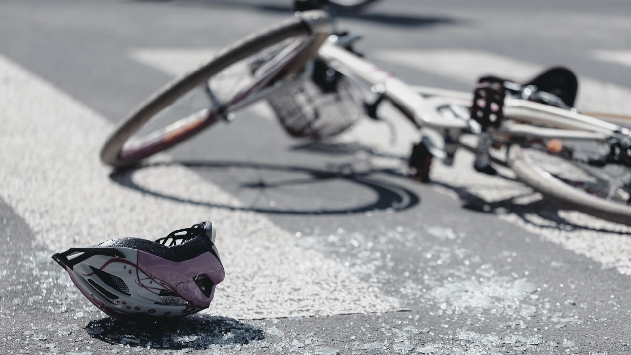 Incidente stradale, camion travolge ciclista a Carpenedolo: uomo di 83 anni ucciso sul colpo