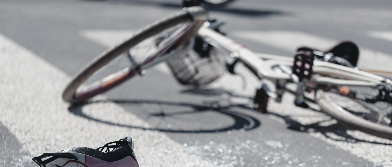 Incidente stradale, camion travolge ciclista a Carpenedolo: uomo di 83 anni ucciso sul colpo