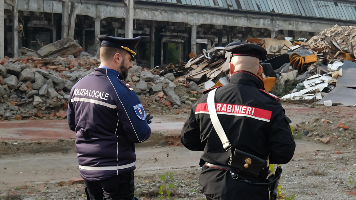 L’incubo dei residenti nei quartieri attorno alla fabbrica abbandonata "Stiamo raccogliendo firme di protesta da portare a prefetto e questore. Abbiamo paura a camminare per strada, ormai qui non si vive più". L’incubo dei residenti nei quartieri attorno alla fabbrica abbandonata "Stiamo raccogliendo firme di protesta da portare a prefetto e questore. Abbiamo paura a camminare per strada, ormai qui non si vive più".