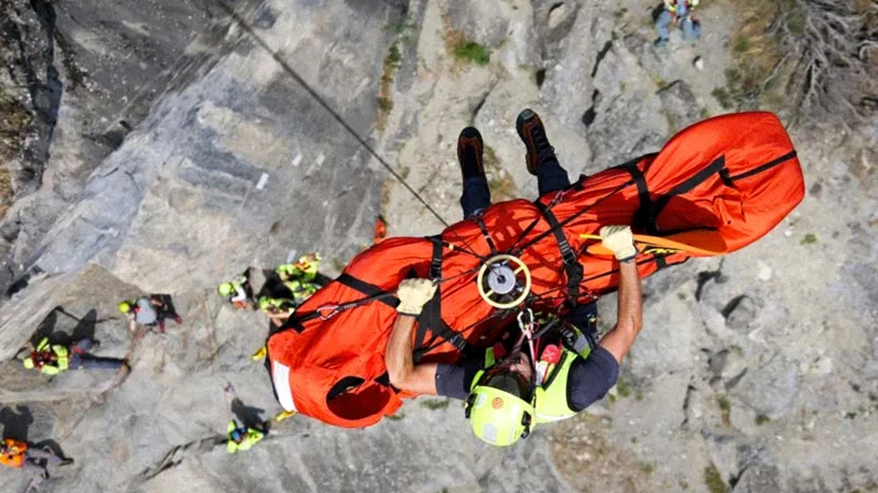 Sul posto sono intervenuti i tecnici del soccorso alpino e l'elisoccorso (foto di repertorio) Sul posto sono intervenuti i tecnici del soccorso alpino e l'elisoccorso (foto di repertorio)