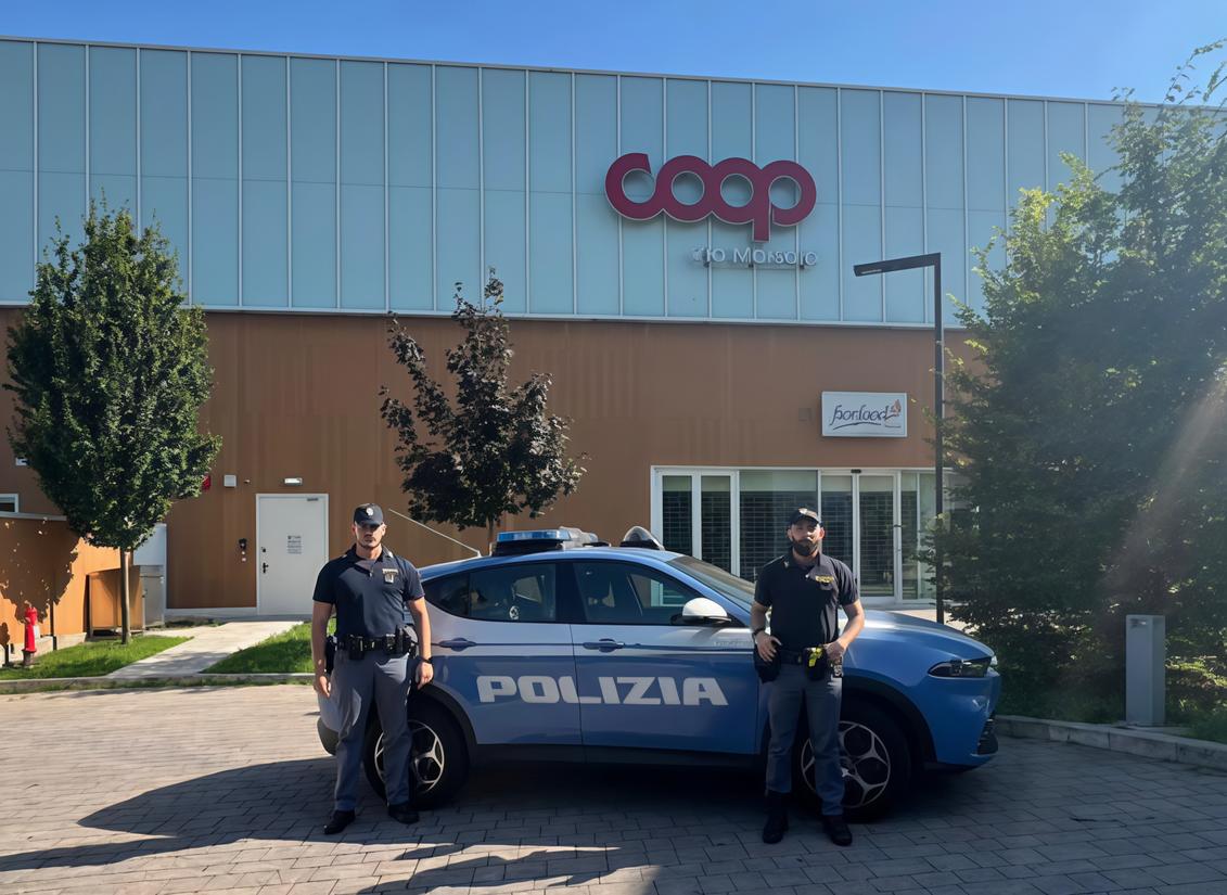 richiedenti asilo e rapinatori aggressione per la collanina arrestati dopo una colluttazione