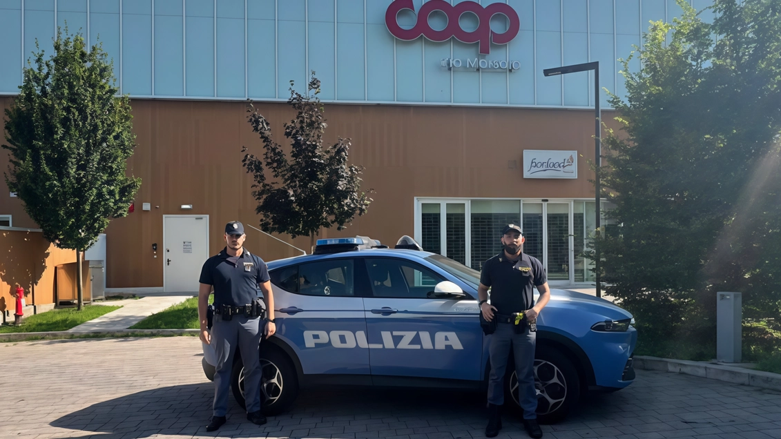 I due rapinatori sono stati rintracciati e arrestati dagli agenti della Squadra Volante della Questura di polizia di Monza I due rapinatori sono stati rintracciati e arrestati dagli agenti della Squadra Volante della Questura di polizia di Monza