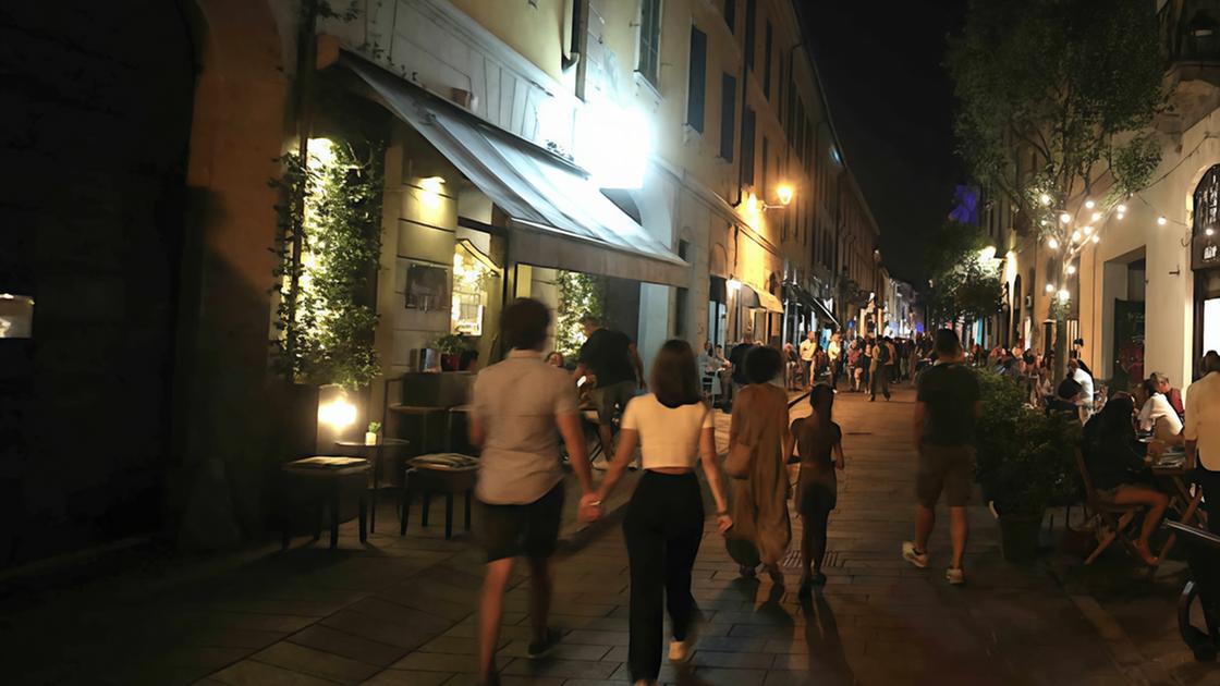 Rissa sfiorata e saracinesca vandalizzata