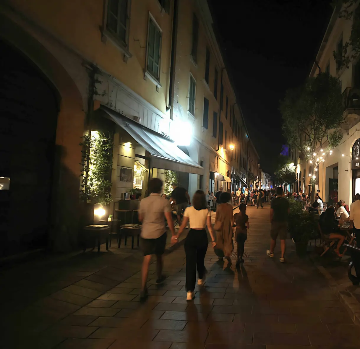 Rissa sfiorata e saracinesca vandalizzata