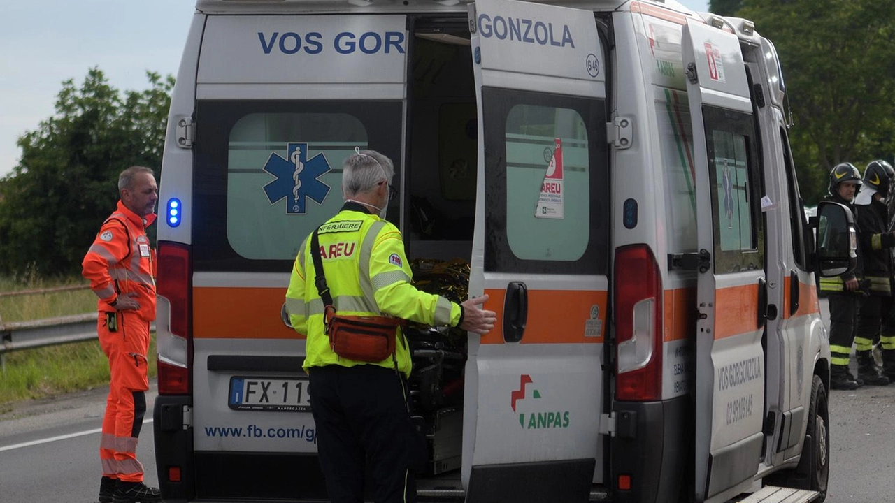 Grave incidente sulla SP 40 Binasca all’altezza dello svincolo dell’A1. Un’auto con a bordo quattro donne si è scontrata con un camion Grave incidente sulla SP 40 Binasca all’altezza dello svincolo dell’A1. Un’auto con a bordo quattro donne si è scontrata con un camion