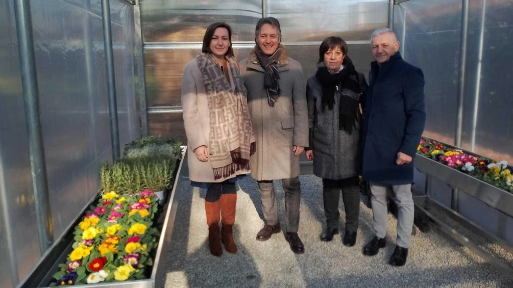 La serra è stata montata alla scuola dell’infanzia Andersen in viale Brianza: i bambini potranno utilizzarla tutto l’anno La serra è stata montata alla scuola dell’infanzia Andersen in viale Brianza: i bambini potranno utilizzarla tutto l’anno