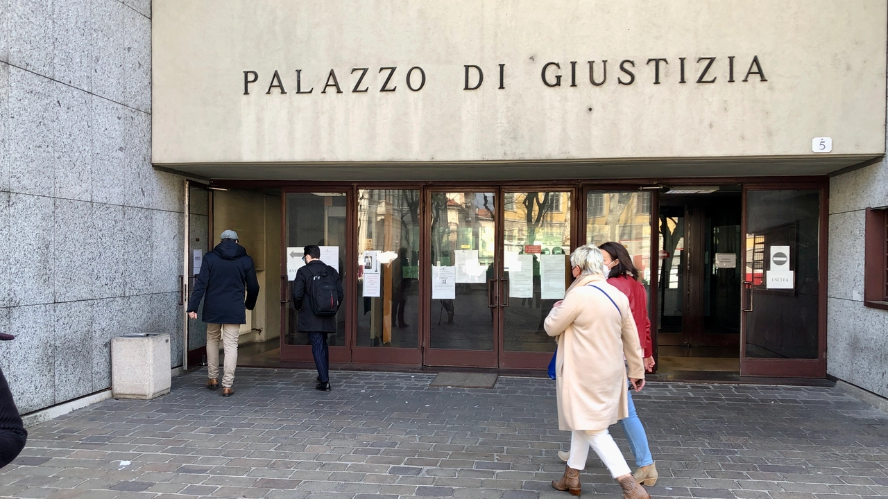 L'ingresso del palazzo di giustizia di Como L'ingresso del palazzo di giustizia di Como