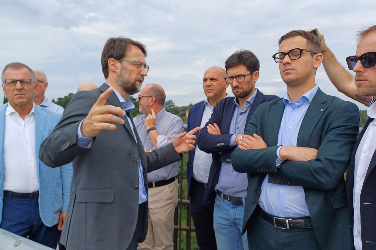 Il sindaco di Paderno mentre spiega le criticità