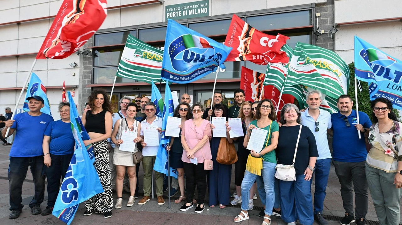 Una protesta dei lavoratori di “Porte di Milano” davanti all’ingresso del centro commerciale di Cesano Boscone Una protesta dei lavoratori di “Porte di Milano” davanti all’ingresso del centro commerciale di Cesano Boscone
