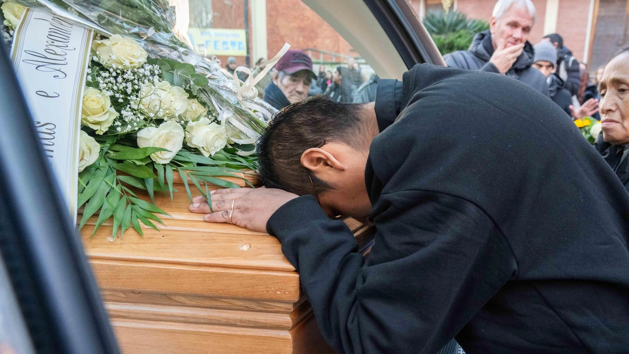 Josè Huarcaja, marito di Rocio Espinoza Romero, chinato sulla bara della moglie al termine dei funerali Josè Huarcaja, marito di Rocio Espinoza Romero, chinato sulla bara della moglie al termine dei funerali