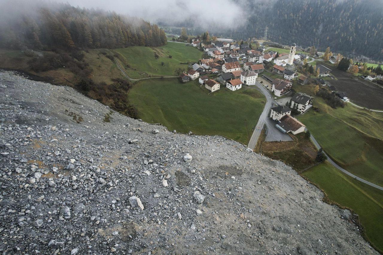Brienz, il paesino svizzero che vive in un incubo senza fine: “Allarme frana: può seppellirlo” Brienz, il paesino svizzero che vive in un incubo senza fine: “Allarme frana: può seppellirlo”