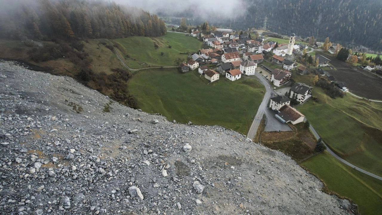 Il 16 giugno del 2023, a paesino evacuato da oltre un mese, la parete era crollata riversando a valle un’impressionante colata di materiale roccioso Il 16 giugno del 2023, a paesino evacuato da oltre un mese, la parete era crollata riversando a valle un’impressionante colata di materiale roccioso