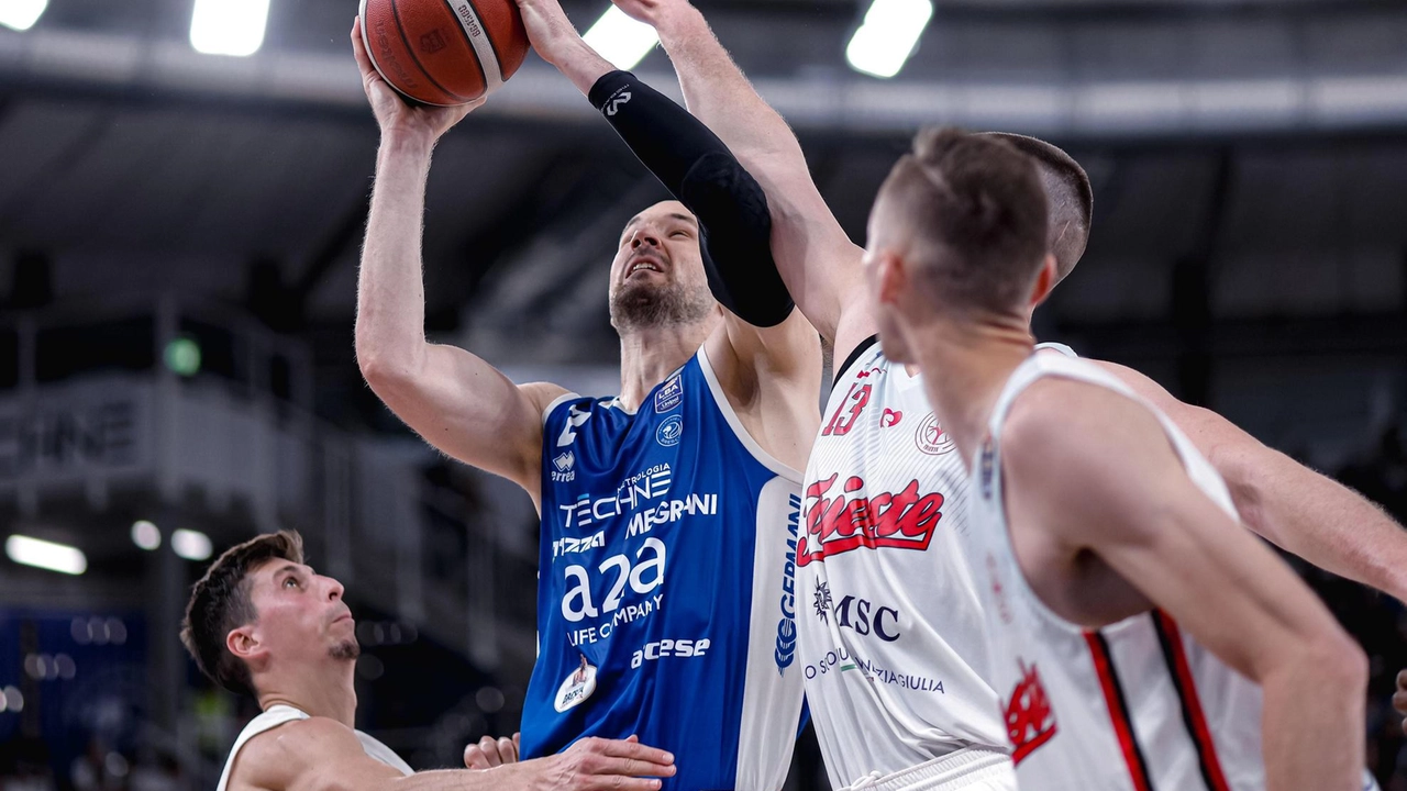 Un tentativo a canestro di Miro Bilan, nominato ieri MVP della stagione regolare del campionato di Serie A Un tentativo a canestro di Miro Bilan, nominato ieri MVP della stagione regolare del campionato di Serie A