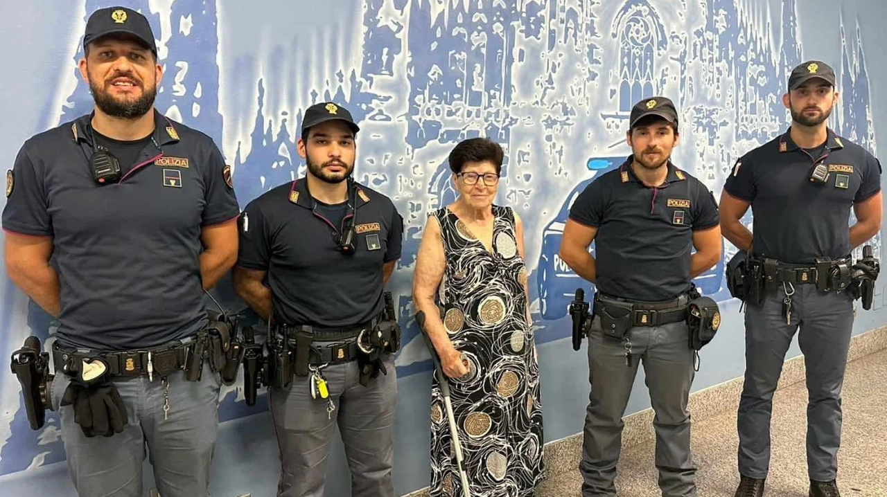 La pensionata insieme agli agenti in Questura dopo l’intervento in via Mazzolari La pensionata insieme agli agenti in Questura dopo l’intervento in via Mazzolari