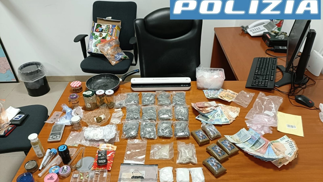 La droga sequestrata dagli agenti di Polizia La droga sequestrata dagli agenti di Polizia