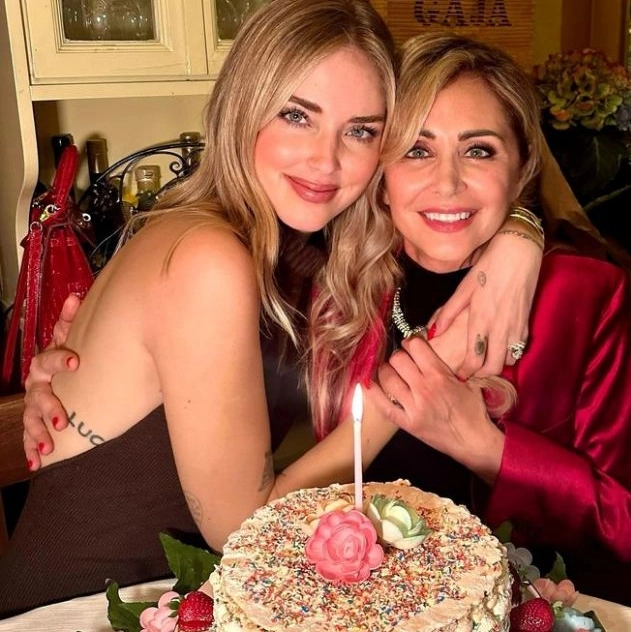 Chiara Ferragni al compleanno di sua mamma, Marina Di Guardo, in un locale di Milano (Foto profilo Instagram)