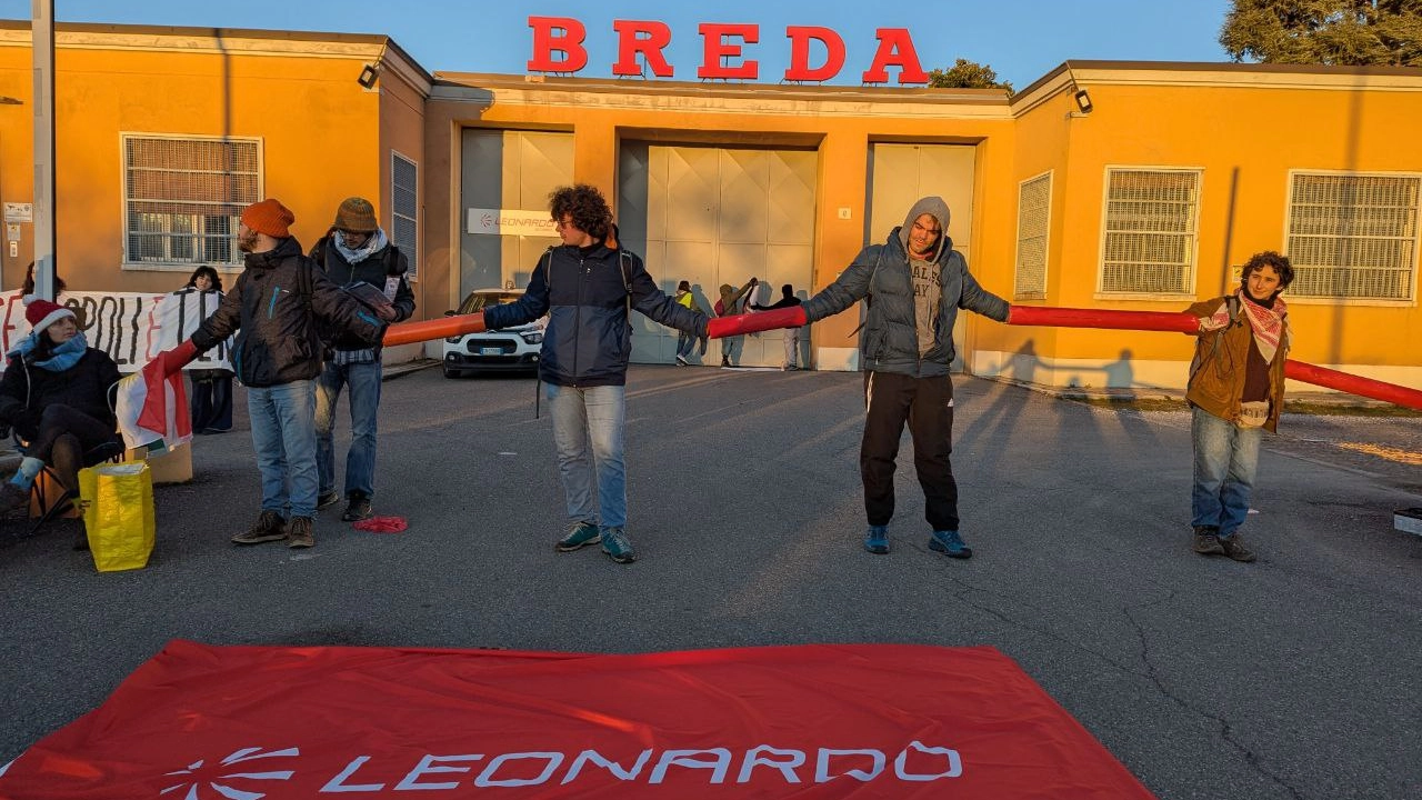 Un momento del picchetto fuori dalla Leonardo di Brescia Un momento del picchetto fuori dalla Leonardo di Brescia