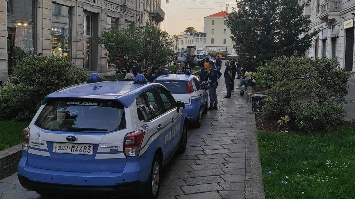 Monza, la violenza sulla giovanissima vittima che camminava in via Italia. Bloccato dagli agenti: nelle ore precedenti aveva importunato altri passanti. Monza, la violenza sulla giovanissima vittima che camminava in via Italia. Bloccato dagli agenti: nelle ore precedenti aveva importunato altri passanti.