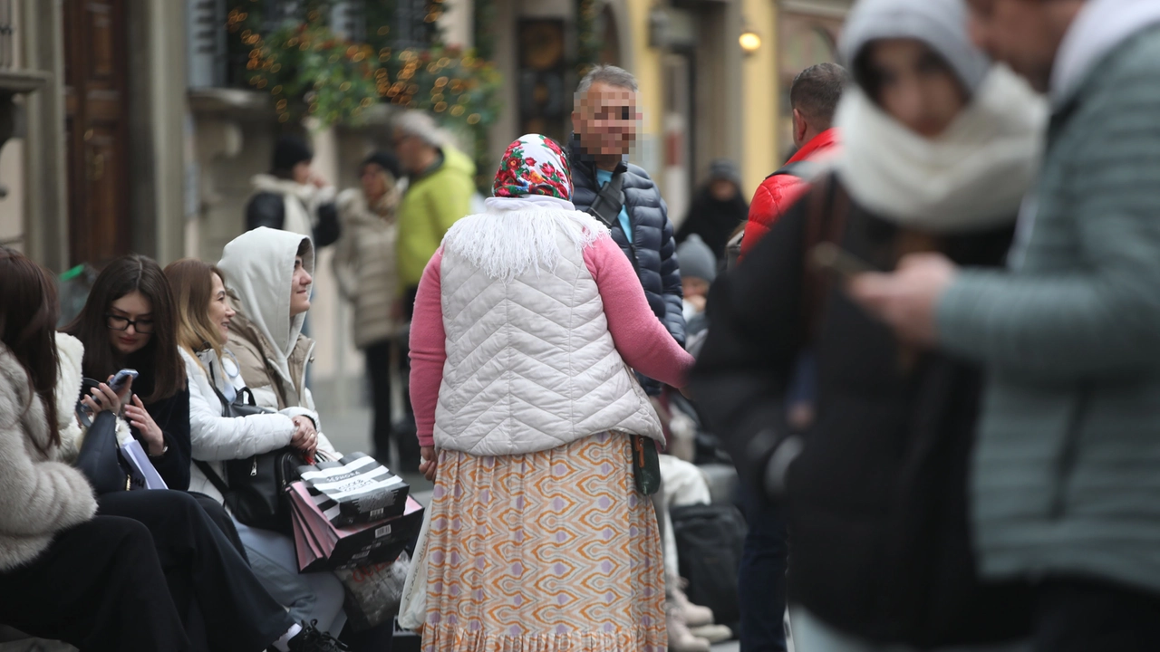 Una donna intenta a chiedere l'elemosina Una donna intenta a chiedere l'elemosina