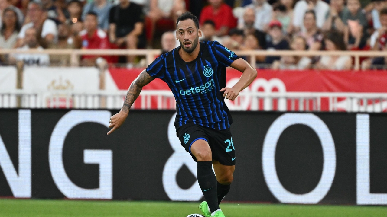 Hakan Calhanoglu debutta domani a San Siro nel campionato 2025-2026 dopo aver saltato la sfida contro il Torino a causa della squalifica Hakan Calhanoglu debutta domani a San Siro nel campionato 2025-2026 dopo aver saltato la sfida contro il Torino a causa della squalifica