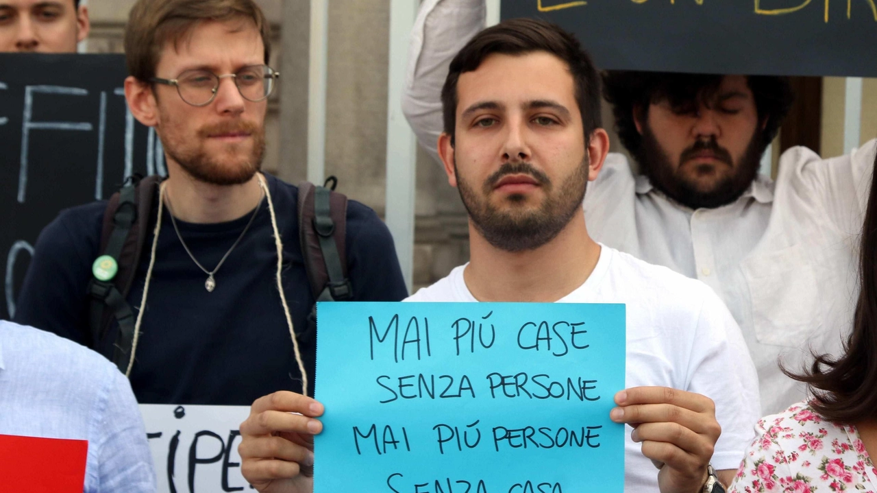 Una delle proteste degli studenti contro il caro-affitti e la presenza di troppe case sfitte in città