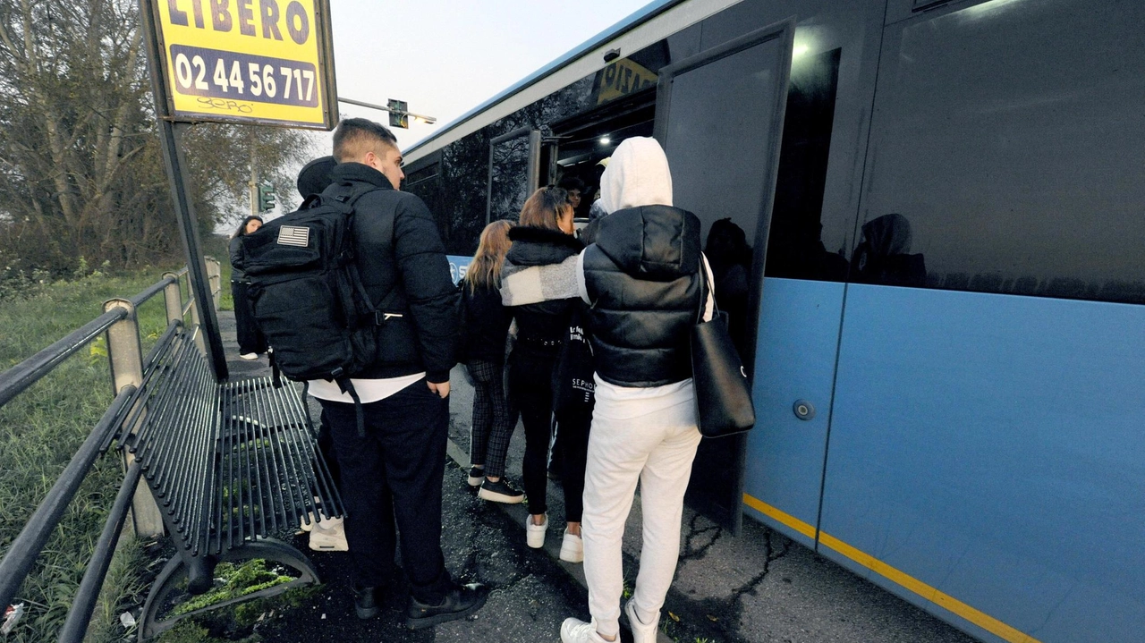 Situazione critica a Noviglio: fermate al buio, attraversamenti pericolosi e traffico incontrollato mettono a rischio studenti e lavoratori. Situazione critica a Noviglio: fermate al buio, attraversamenti pericolosi e traffico incontrollato mettono a rischio studenti e lavoratori.