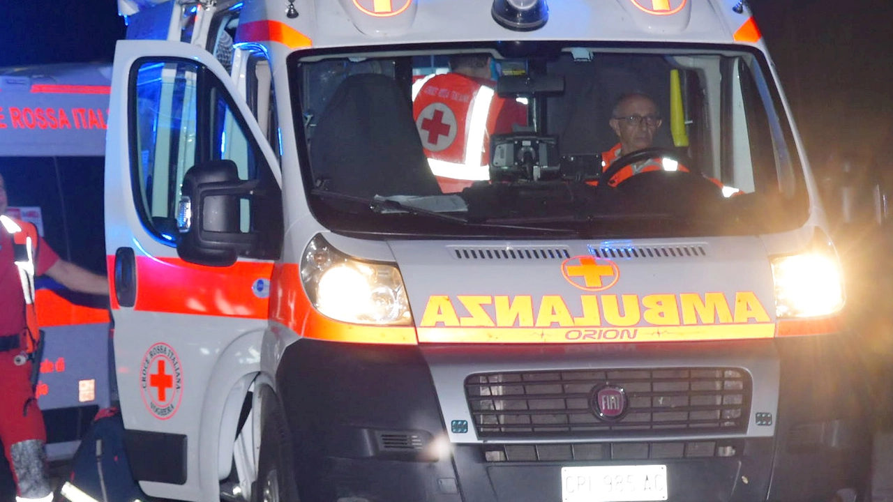 Ambulanza in azione per un incidnene stradale Ambulanza in azione per un incidnene stradale