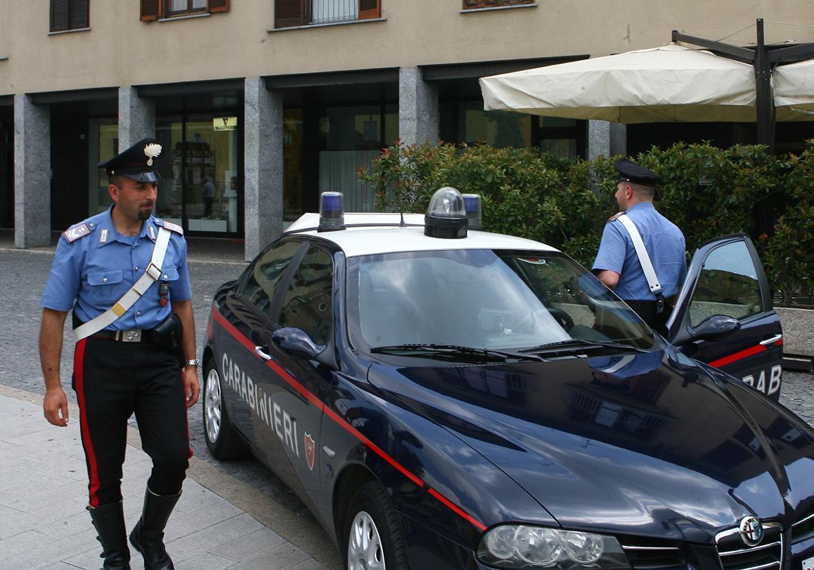 Malmenata in auto dal compagno, la salva una pattuglia Malmenata in auto dal compagno, la salva una pattuglia