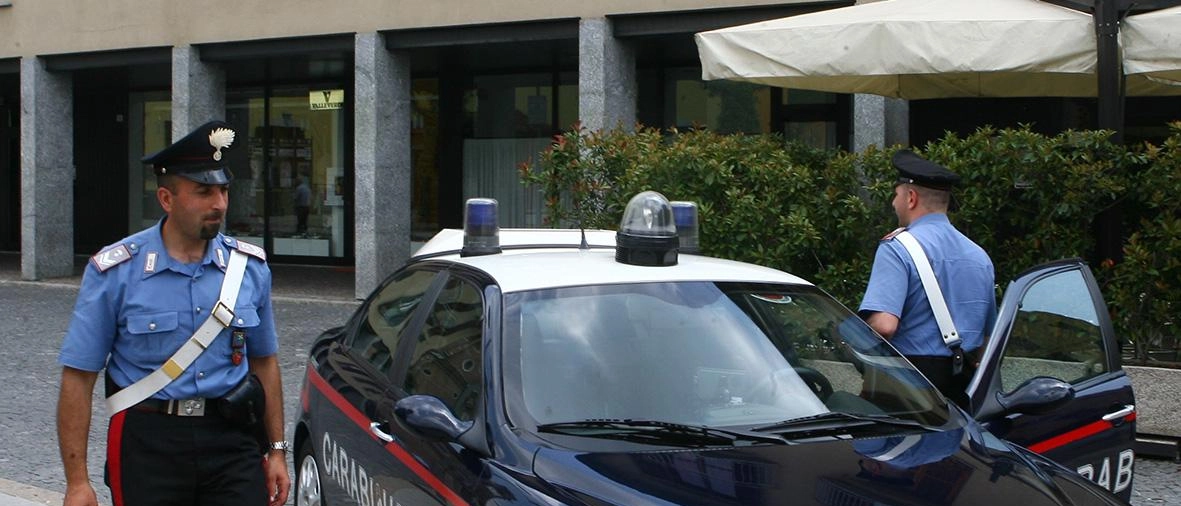 Malmenata in auto dal compagno, la salva una pattuglia