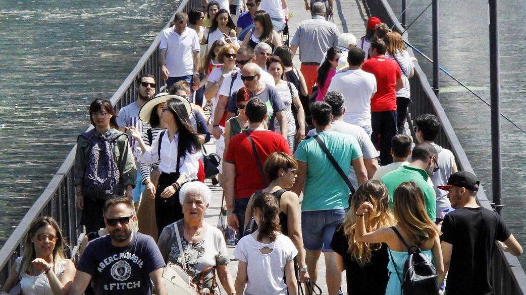 È una bella e lunga vacanza la sorpresa nell’uovo dei lombardi che si preparano alla Pasqua e al primo ponte...