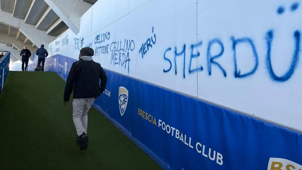 Indagini in corso per gli imbrattamenti allo stadio Rigamonti di Brescia. Ultras colpevoli, patron Cellino tra i bersagli. Procura e Digos al lavoro. Indagini in corso per gli imbrattamenti allo stadio Rigamonti di Brescia. Ultras colpevoli, patron Cellino tra i bersagli. Procura e Digos al lavoro.